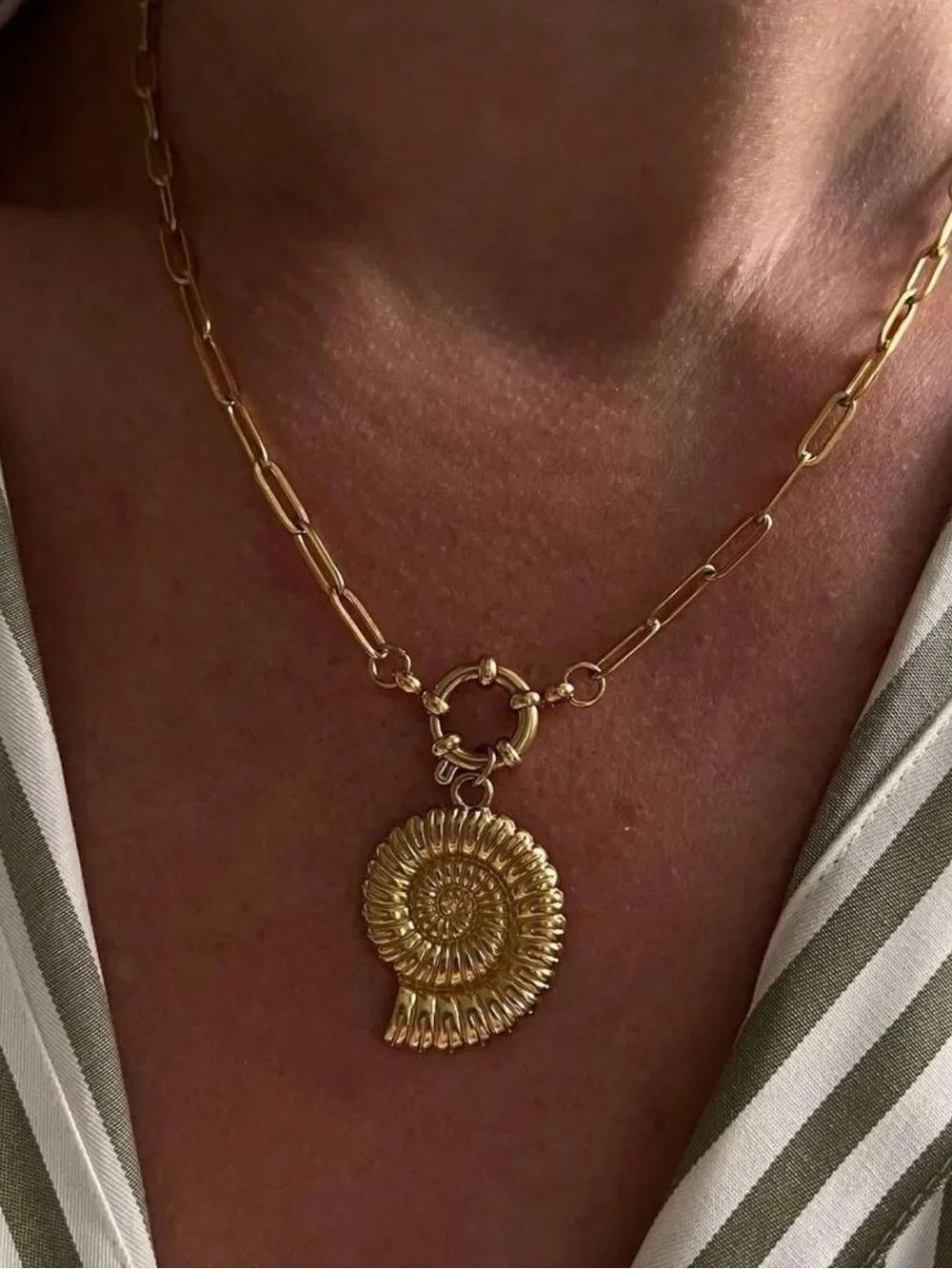 Gold Shell Pendant Necklace R737